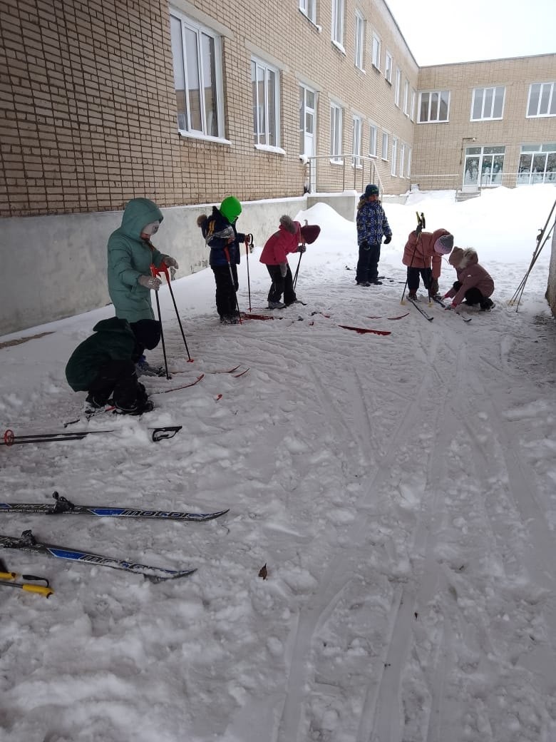 По физической культуре начались занятия по лыжной подготовке..