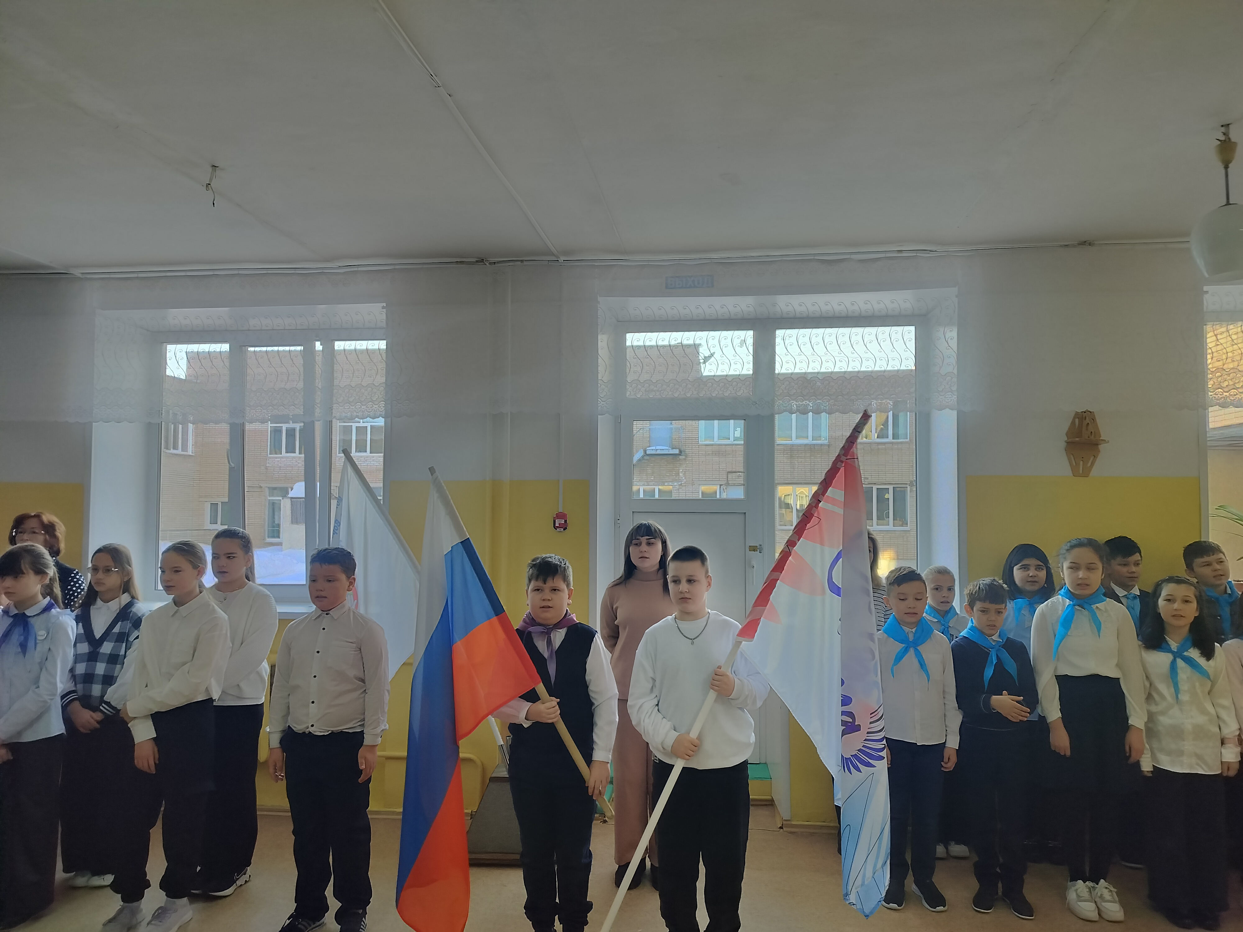 Церемония выноса флага и исполнение гимна РФ.