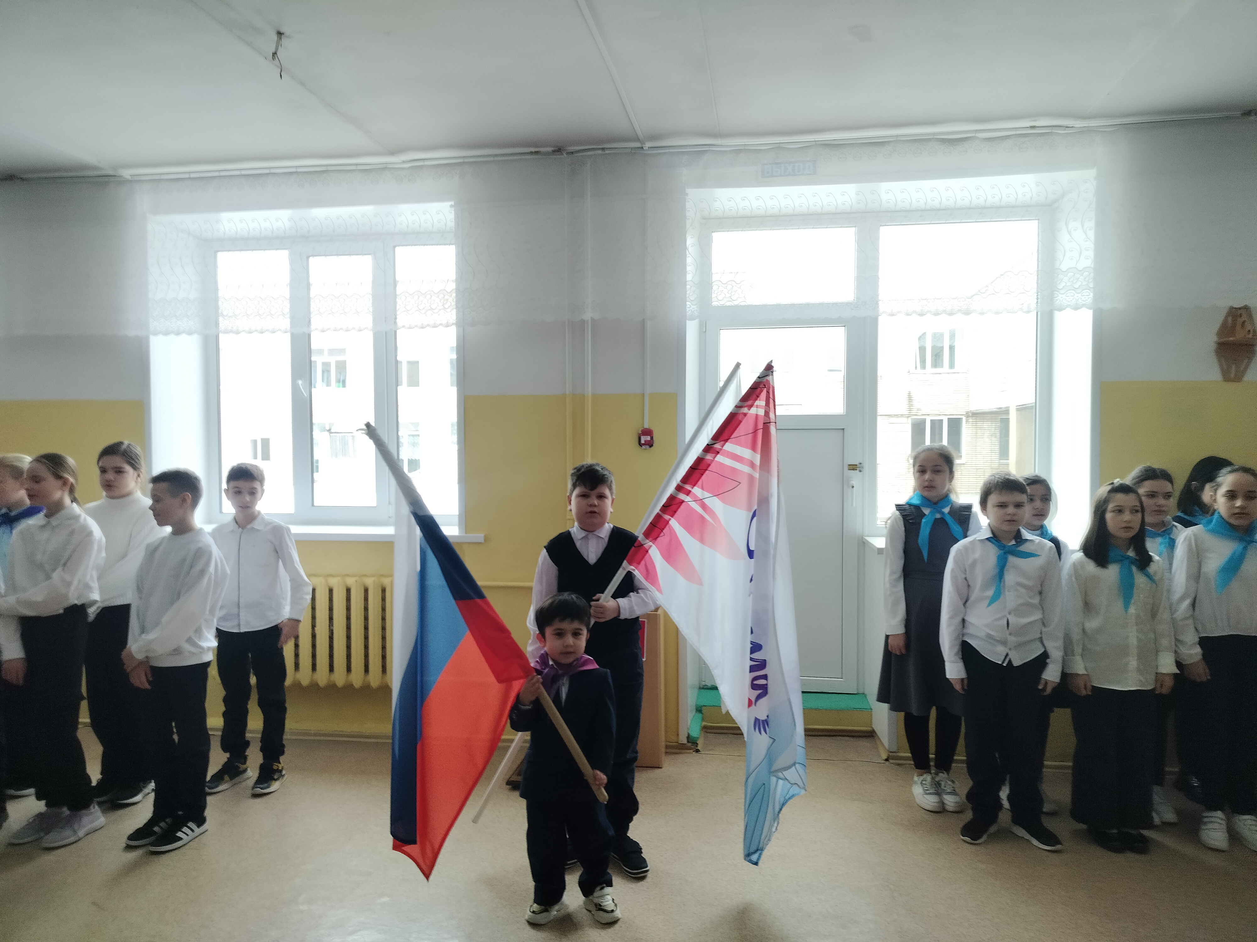 Церемония выноса флага и исполнение гимна РФ.