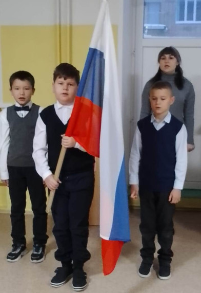 Церемония выноса флага и исполнение гимна РФ.